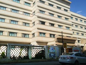 نمای بیرونی ساختمان بیمارستان مادر مشهد